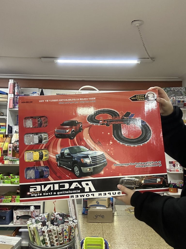 PISTA DE AUTOS CON 4 CAMIONETAS (J19727)